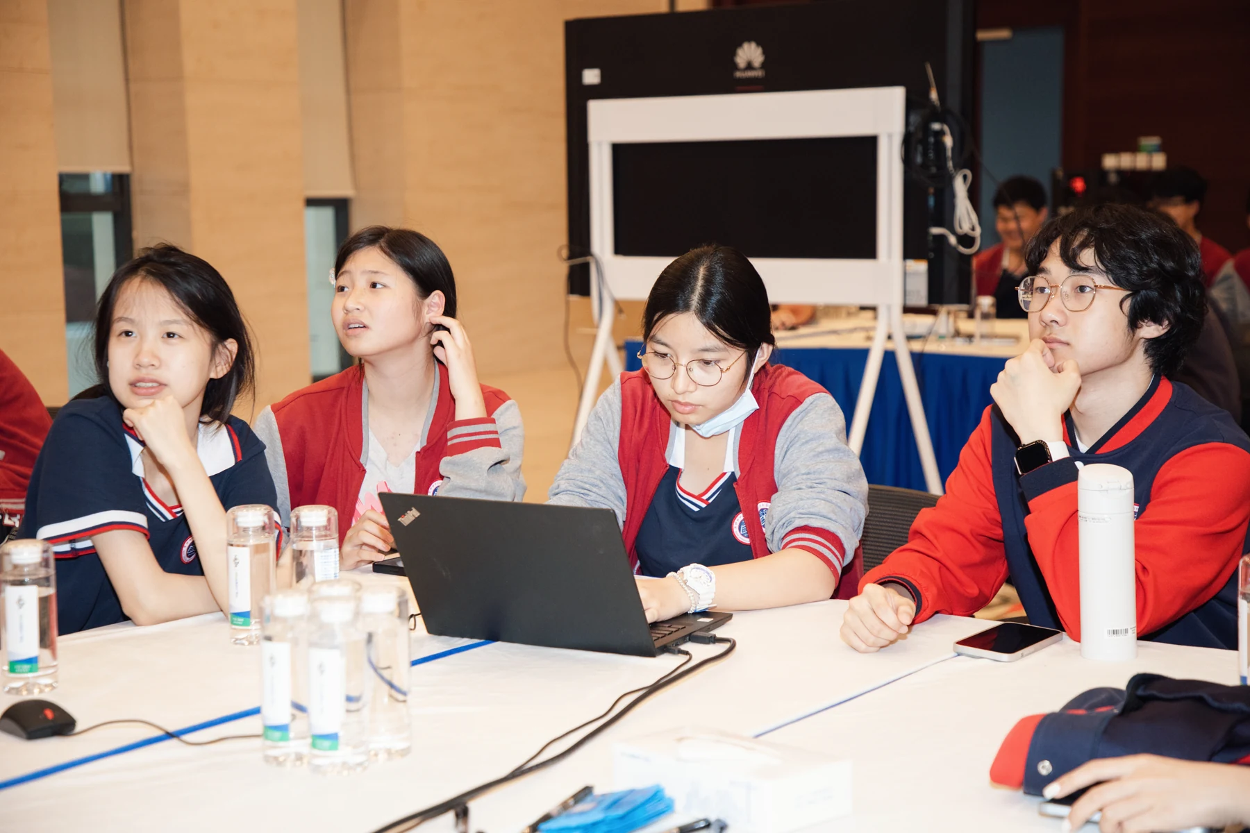 中关村外国语学校学生围坐电脑开展科技节协作学习