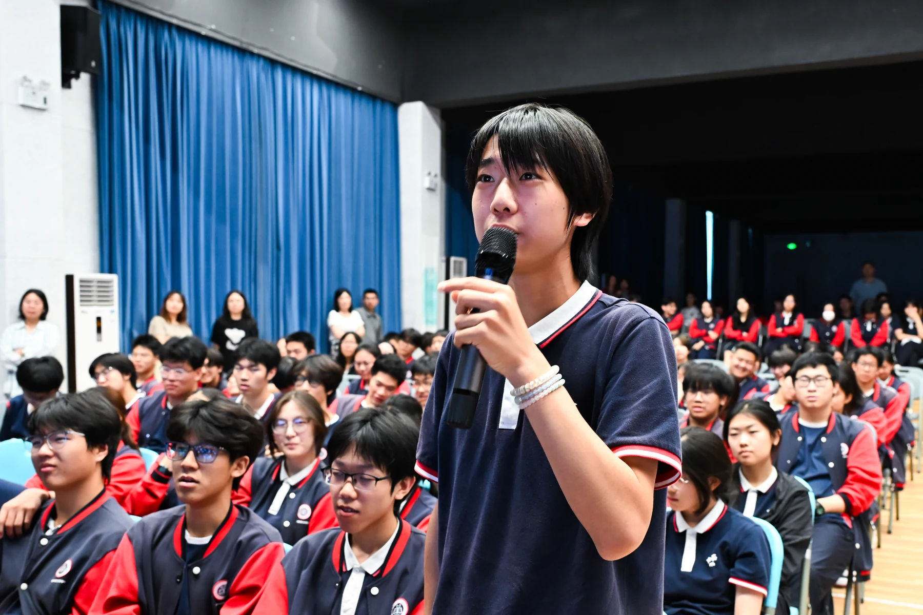 中关村外国语学校学生在科技节航天讲座中提问